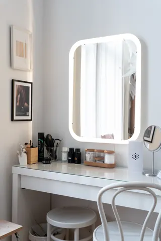 Make-up desk