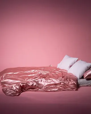 Rosa Satin-Bettwäsche mit Matratze