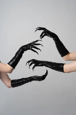 Handschuhe mit Krallen