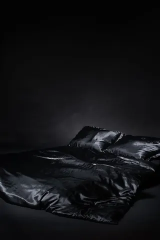 Schwarzes Satin-Boudoir-Set