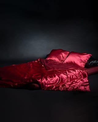 Rotes Satin-Boudoir-Set