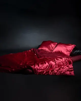 Rotes Satin-Boudoir-Set