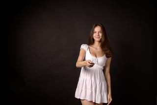 Selfie Studio Porträt mit schwarzem Hintergrund