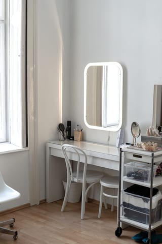 Make-up-Tisch und Spiegel im Studio.