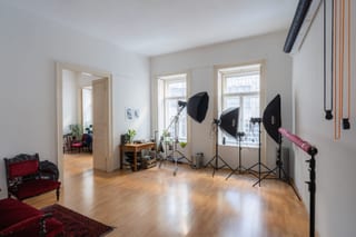 Studio Innenraum mit einem Kamera und Beleuchtung.