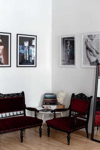 Studio Innenraum mit einem Fotograf und Modell.