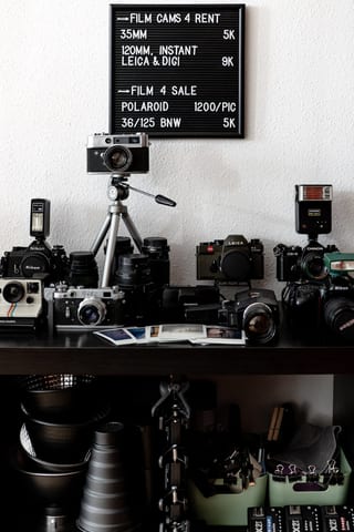 weißem Studio Raum mit einem Hintergrund.