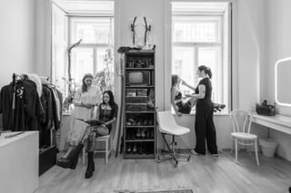 Studio Möbel und gerahmte Fotografie.